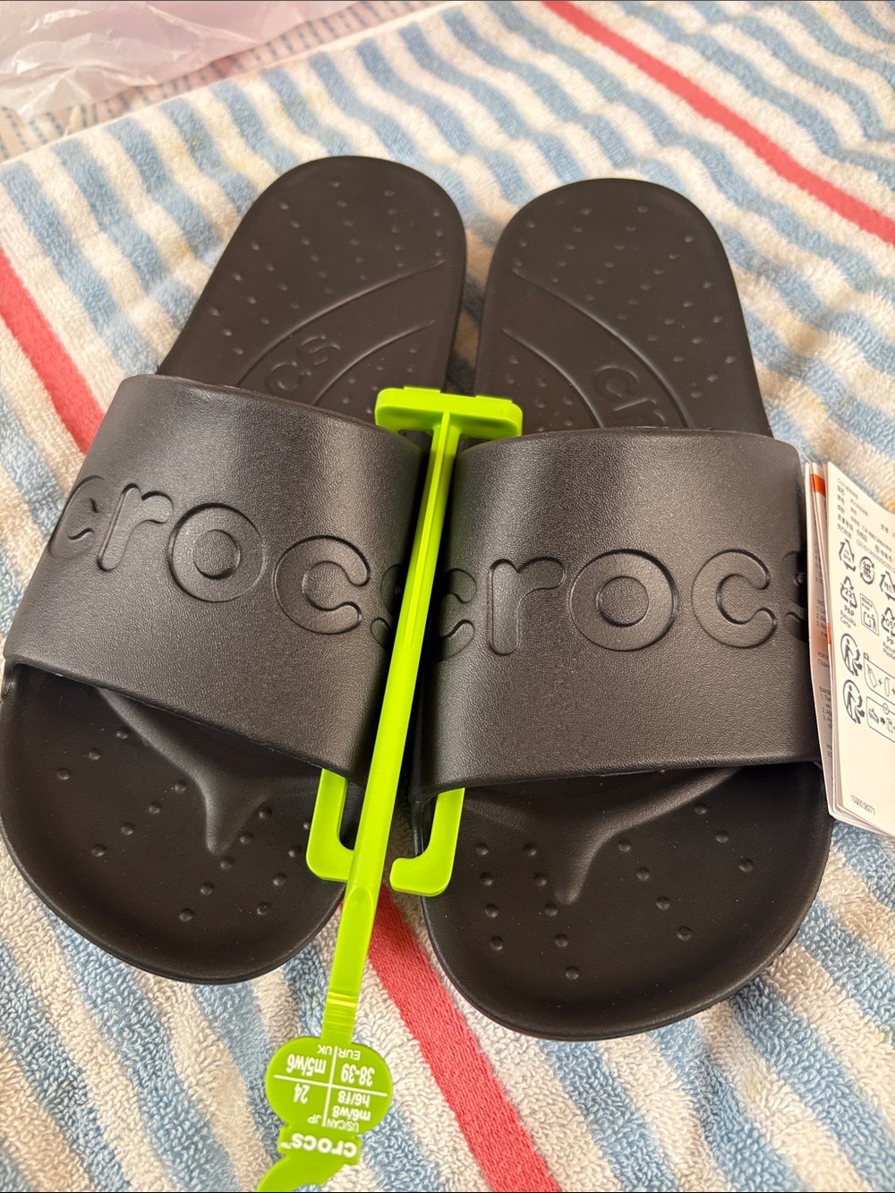 NWT CROC S SANDAL BLACK SIZE 6-8.